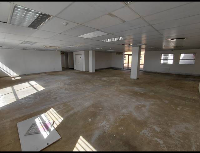 1,011M² OFFICE TO LET IN HALFWAY GARDENS